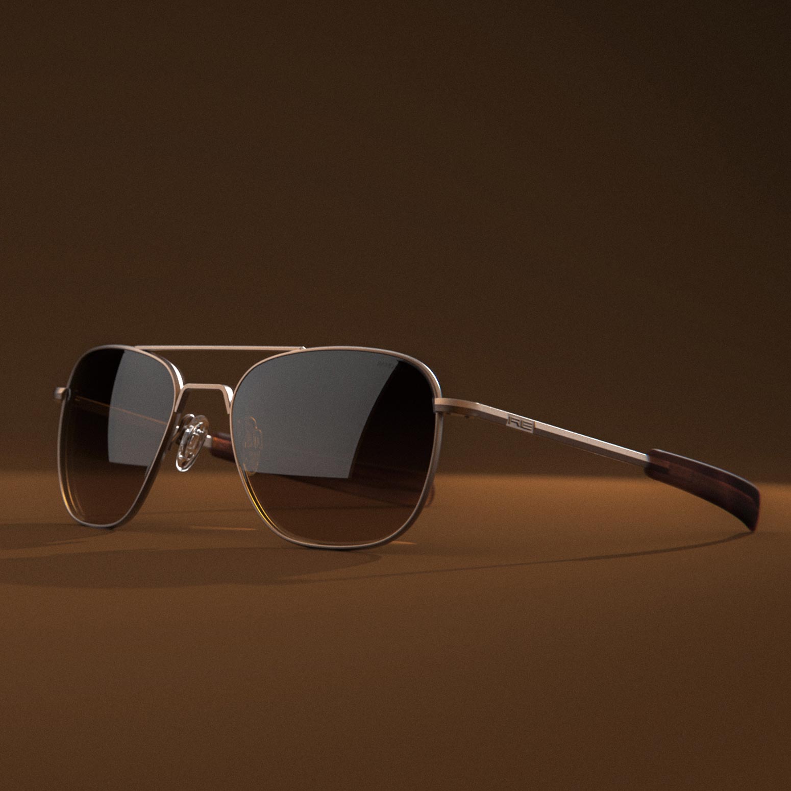 Randolph Aviator 22k Satin Chocolate Gold Cape Sand occhiali da sole polarizzati