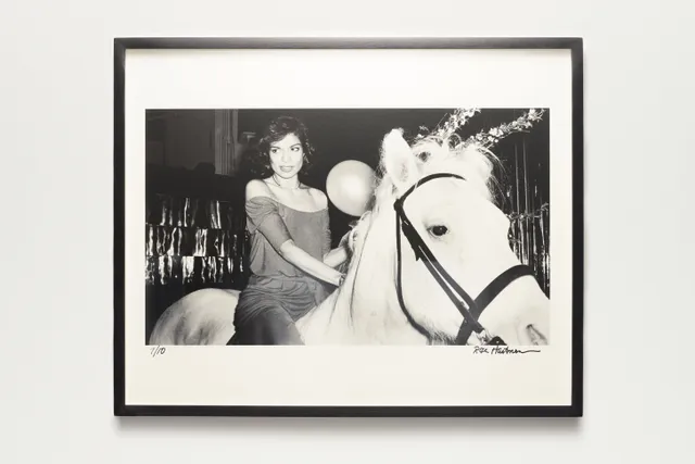 Jacques Marie Mage Bianca Jagger 1977 accessorio White Horse