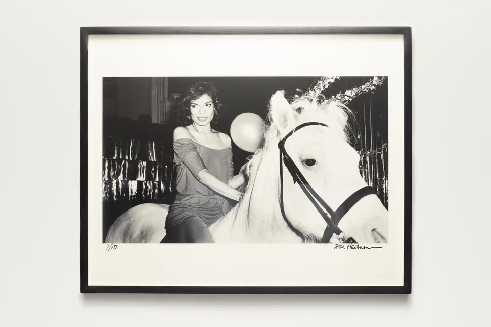 Jacques Marie Mage Bianca Jagger 1977 accessorio White Horse