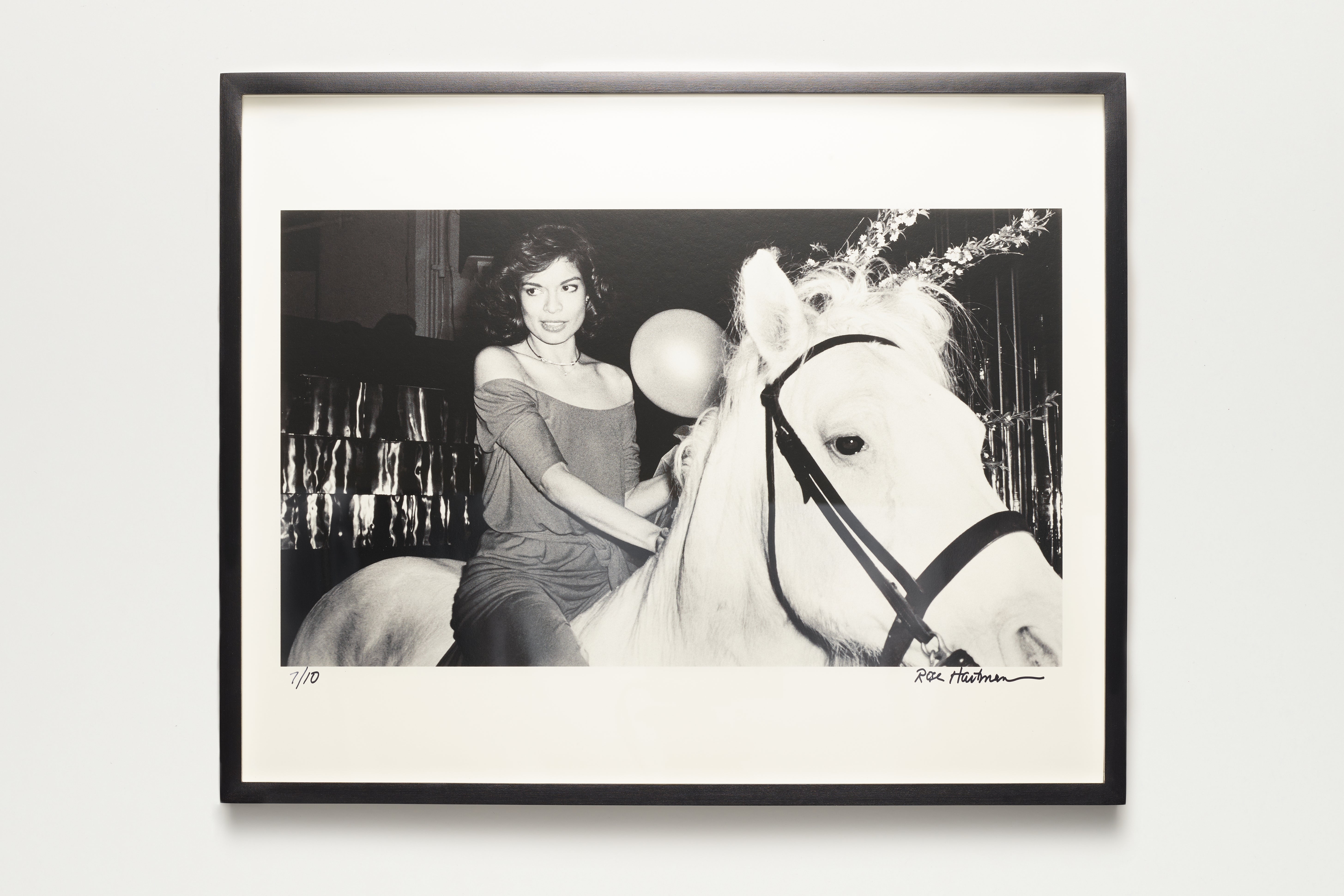 Jacques Marie Mage Bianca Jagger 1977 accessorio White Horse
