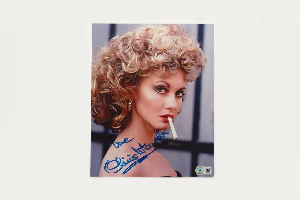 Jacques Marie Mage Grease foto firmata Olivia Newton-John